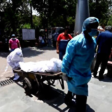 Hindistan'da koronavirüsten dolayı krematoryumlar dolup taşıyor