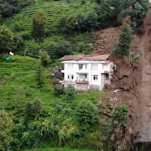 Rize'de çöken yollar, toprak altında kalan evler havadan görüntülendi