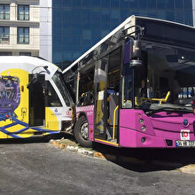 İstanbul'da tramvay otobüse çarptı