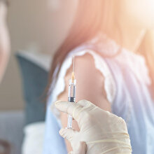 Prof. Dr. Akkoyunlu uyardı: Grip ve zatürre aşısı COVID-19'a karşı korur mu?