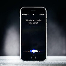 Siri'nin açığını bulan gençler Apple'dan bin lira ödül kazandı