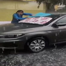 İzmir'de etkili olan dolu yağışı vatandaşı panikletti