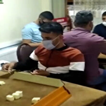 Polis baskınına rağmen okey oynamaya devam ettiler
