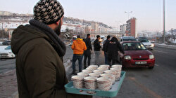 Kayseri'ye gelen depremzedeler kent girişinde karşılanıyor