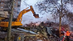 Osmaniye'de depremden yıkılan 9 katlı binada yangın çıktı