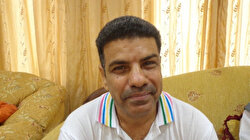 مسن يمني يمارس ألعاب القوة برشاقة وخفة 