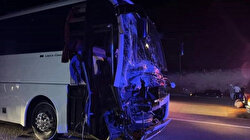 Antalya'da yolcu otobüsü traktöre çarptı: Beş kişi yaralandı