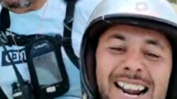 Tarlasına inen paraşütçüyle diyaloğu gündem olan çiftçinin uçma hayali gerçekleşti: Bu kez de havada güldürdü