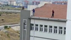 Maaşları aylardır ödenmeyen işçiler okul çatısında eylem yaptı