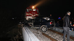 Afyonkarahisar'da trenin çarptığı araç bir kilometre sürüklendi