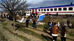 Kamyonet ve tren, hemzemin geçitte çarpıştı: İki kişi yaralandı