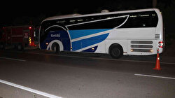 Olası bir faciadan kıl payı dönüldü: Kontrolden çıkan yolcu otobüsü refüje çarparak durabildi