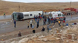 Sivas'ta düzensiz göçmenleri taşıyan otobüs devrildi: Çok sayıda ölü ve yaralı var