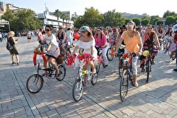 Hundreds of women cycle to support green transportation