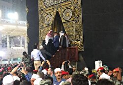 Saudi Arabia opens Kaaba door for Turkish PM Davutoğlu 