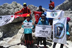 A group of 12 Turkish mountaineers raised the country’s national flag on the highest peaks in Iran: Mount Davamand and Alam Kuh.