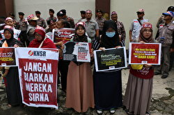 Indonesian protestors rally in support of Rohingya Muslims