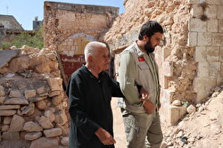 'الإغاثة التركية' تقدم مساعدة لمسن مسيحي يعيش وحيدا في إدلب