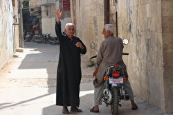 'الإغاثة التركية' تقدم مساعدة لمسن مسيحي يعيش وحيدا في إدلب