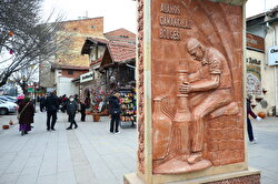 إقبال سياحي على ورش صناعة الفخار في نوشهير التركية