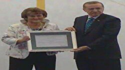 Başbakan Erdoğan’a sigara ödülü