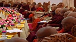 Burma'da Budist keşişler toplandı