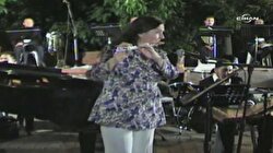 Traktör kasasında konser