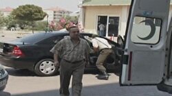 Çete lideri ile yemek yiyen albay
