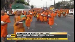 Taylandlı Busit Rahipler Tapınağa Giriyor