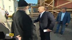 PAPAZ PUTİNİN ELİNİ ÖPTÜ