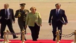 MERKEL'İN CEKETİNE TEPKİ
