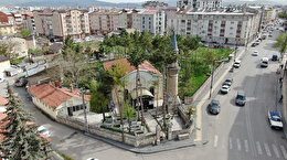 Bu caminin dört bir yanı mezarlık