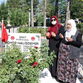Şehit Ömer Halisdemir'in kabrine ziyaretçi akını