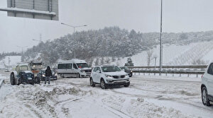 Bursa-Ankara yolu kapandı: Yoğun kar yağışı nedeniyle ulaşım durdu