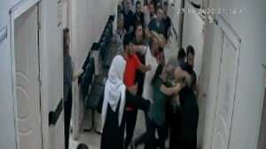 Doktora şiddet kamerada: Koridor boyunca darp ettiler