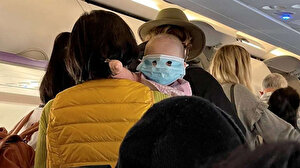 Dünya Yeni Zelanda uçağındaki maskeli bebeği konuşuyor