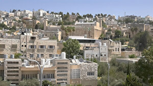 Filistinli Abide Yahudi yerleşim birimlerinin ortasında vatan toprağını koruyor