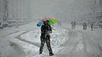 Heavy snowfall disrupts life in Kashmir