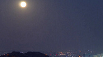 Time-lapse video shows full moon falling over...