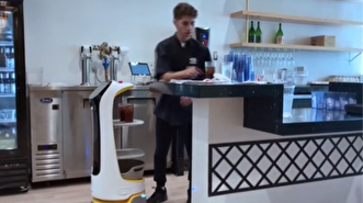 Robot waiters serve customers at Florida sush...