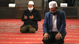 Eid al-Fitr prayer held in Istanbul as mosques remain closed