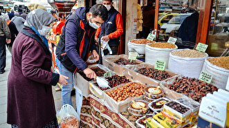 Turks rush to complete Ramadan shopping at historic market