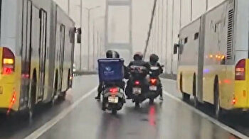 Bus drivers shield motorcyclists from powerful storm on Istanbul bridge