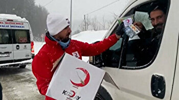 Turkish Red Crescent comes to rescue of drivers trapped on highway in snowy Bolu