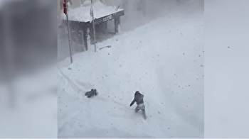 Youths narrowly escape slabs of snow falling from roof in Turkey