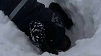Turkish municipal crew rescues freezing puppies in Van