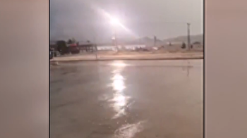 Lightning strike blowing up transformer in Türkiye