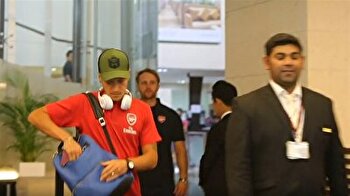 Arsenal's Özil arrives in Singapore after quitting German national side citing racism