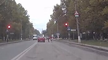 Man kicks car that whizzes past red light