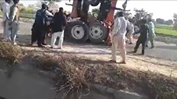 Pakistani tractor-locking ends badly